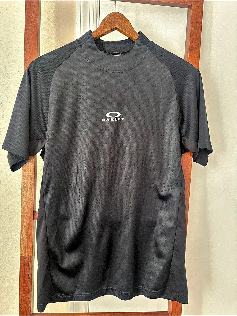 Oakley Hydrolyx Performance Fit Men's Black Athletic Tee in Small